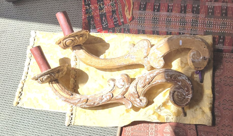 Paire de bras de lumière en bois doré 18 eme