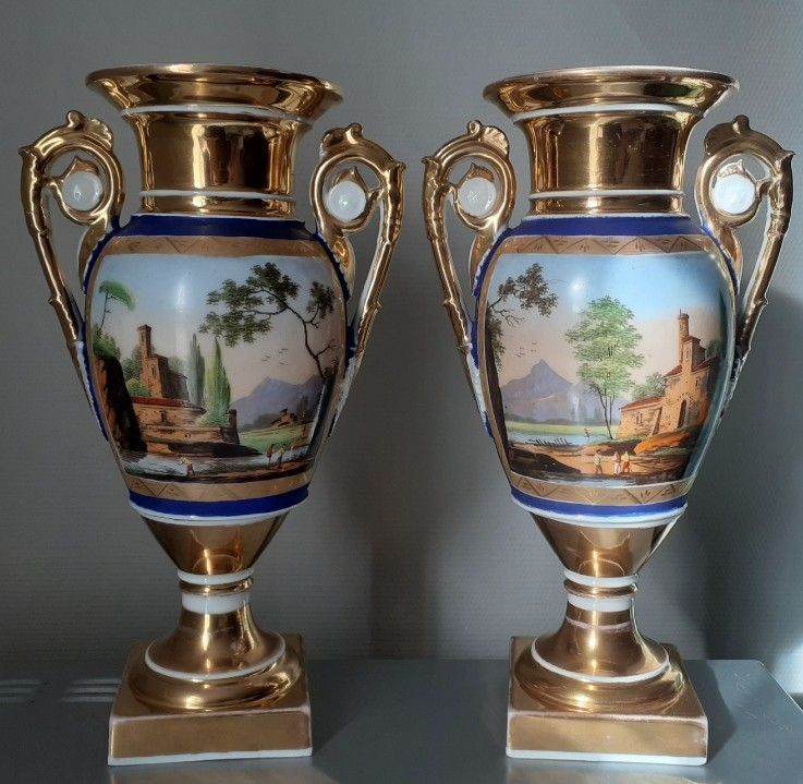 Paire de vases d'ornement en porcelaine de Paris  XIX ème 