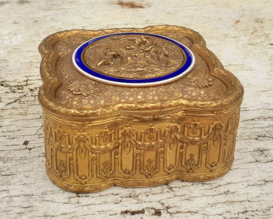 Boîte à bijoux en pomponne et émail de style Louis XVI 