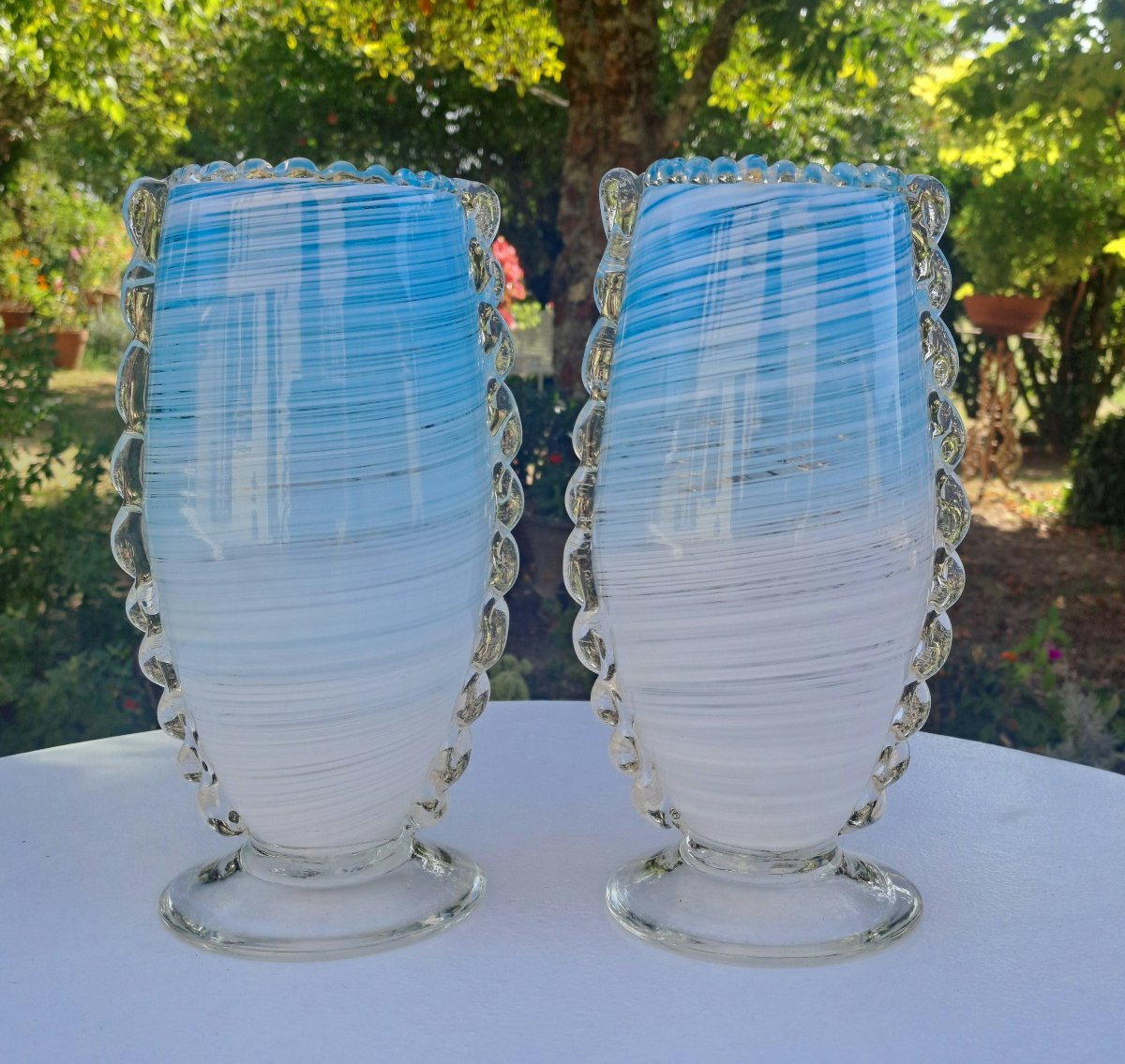 Paire de vases filigranés en verre soufflé Murano 