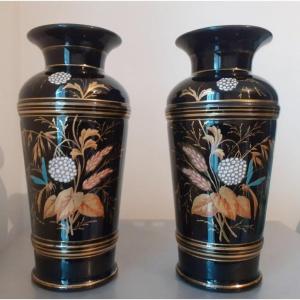 Paire de vases en opaline noire à décor champêtre