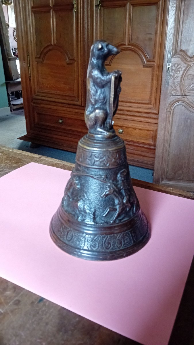 Authentique Cloche A Main   d'Epoque  16 Eme Siecle Decor Joute  Et Scene Champetre 