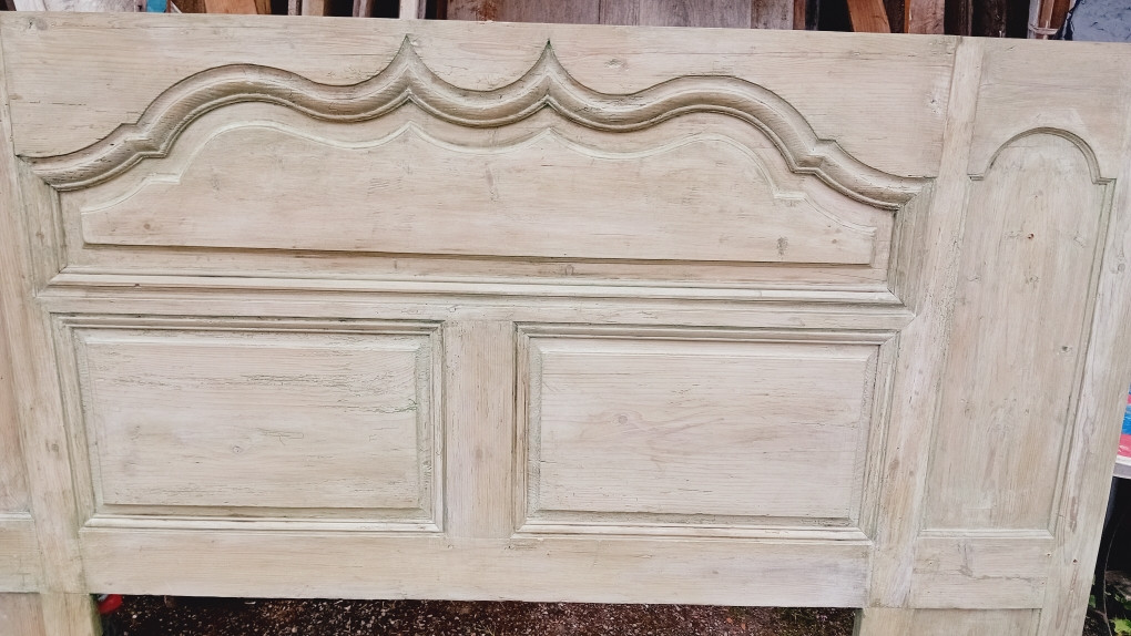 Tete De Lit Ancienne Et Son Placard, Boiserie Fin 18 Eme En Resineux