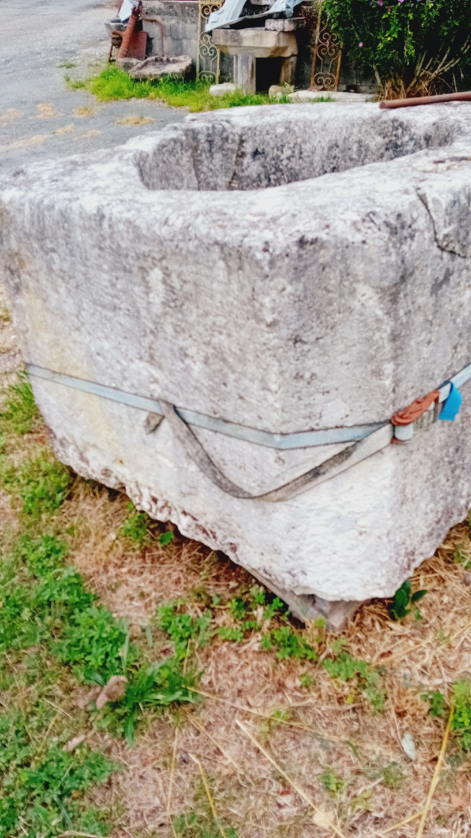 Important Wellhead In Light Limestone, 17th Century