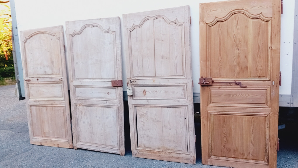 suite de 4 portes en resineux double face , boiserie 18 eme