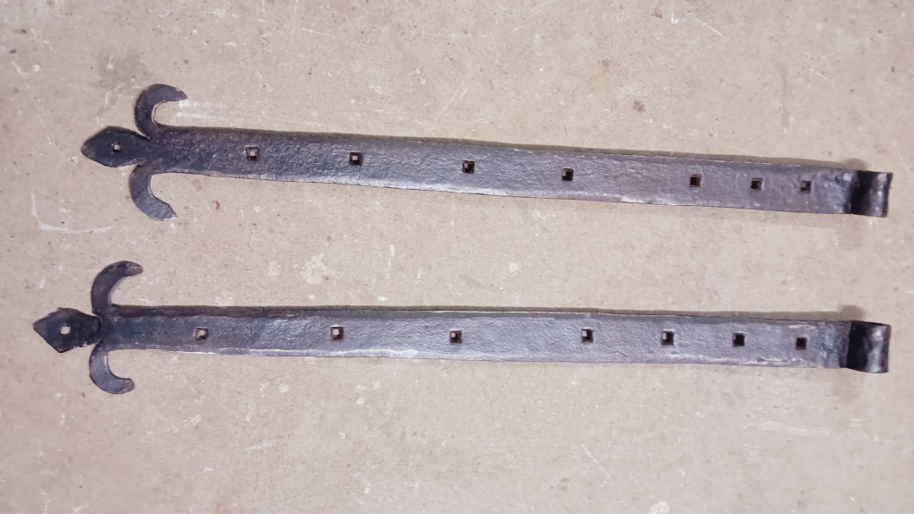 Rare Pair Of Large Wrought Iron Fleur-de-lis Hinges From The 16th Century 