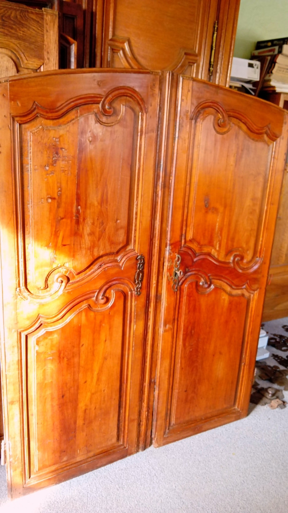 petite paire de  portes de placard 18 eme ,boiserie en merisier-photo-2