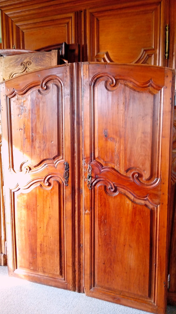 petite paire de  portes de placard 18 eme ,boiserie en merisier-photo-3