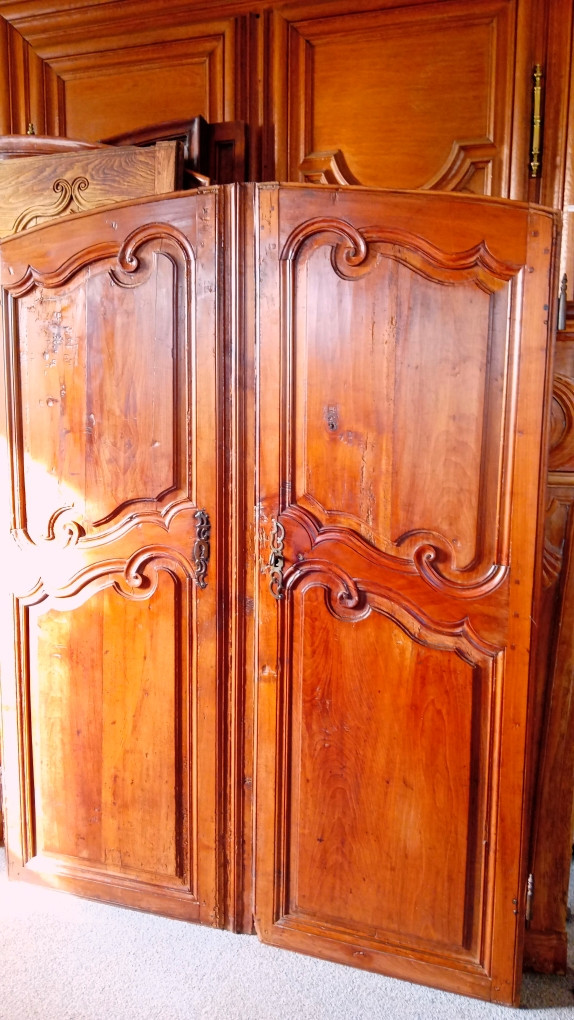 petite paire de  portes de placard 18 eme ,boiserie en merisier