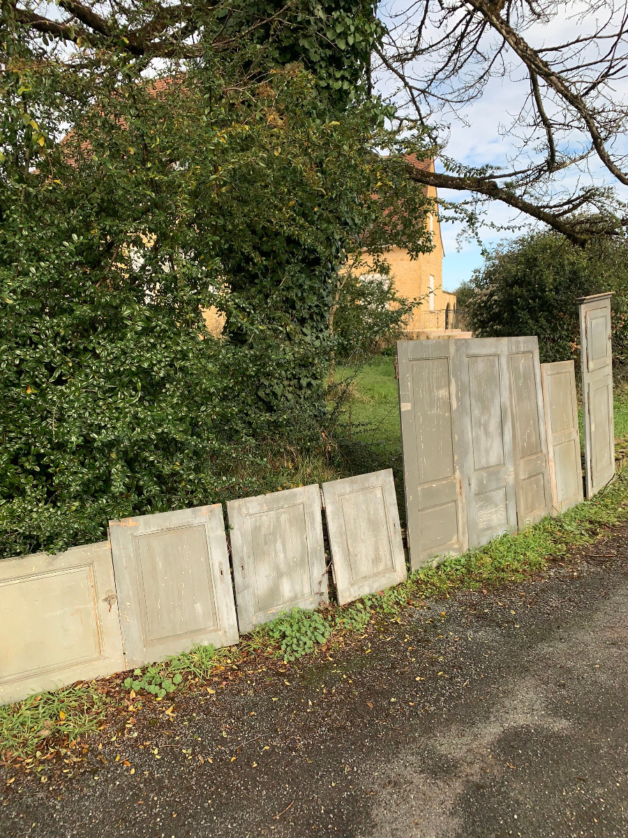 Suite de portes de placard en résineux boiserie du 19 eme siecle