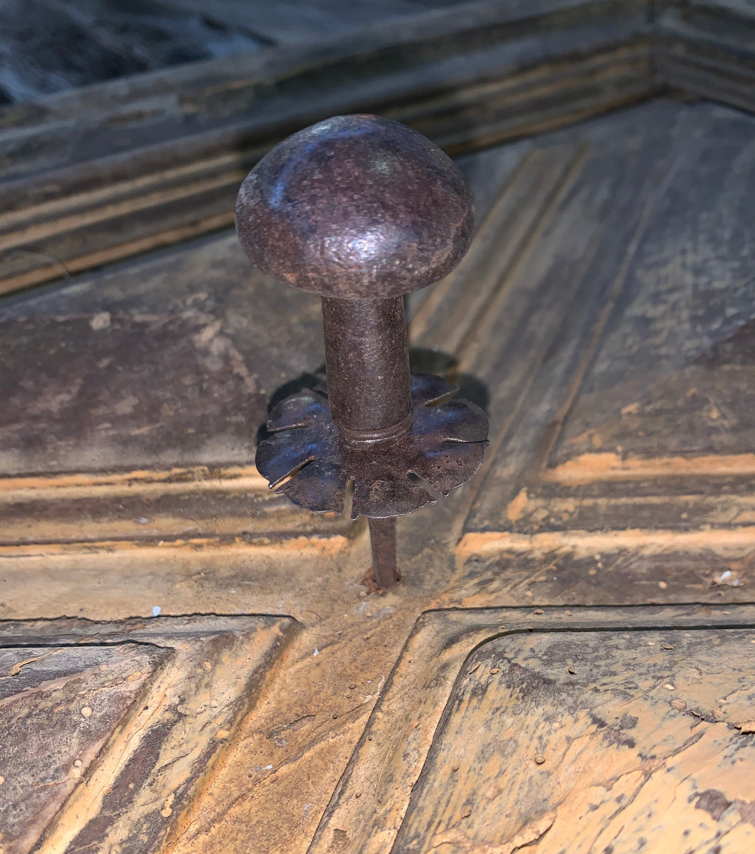 Bouton et rosace de porte fer forgé  debut   XVII siècle