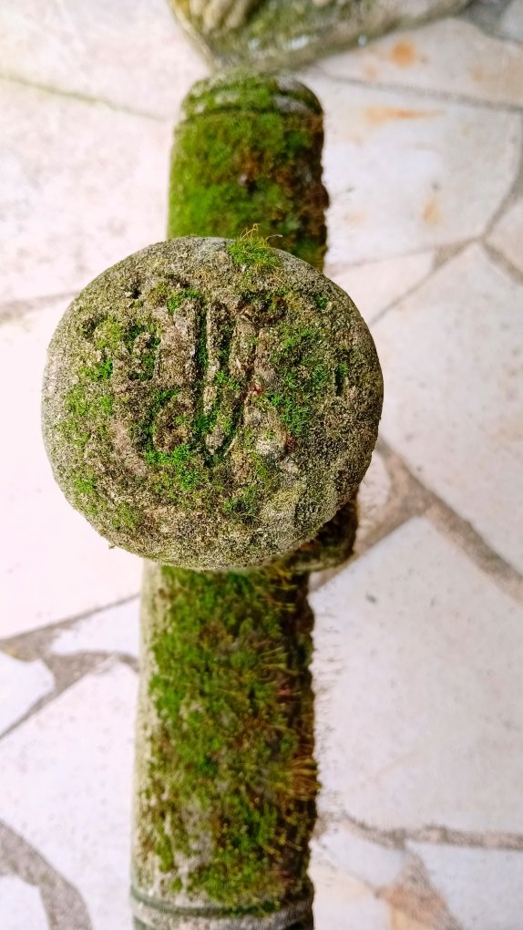 Croix ancienne en pierre avec fleurs de Lys et christogramme-photo-2