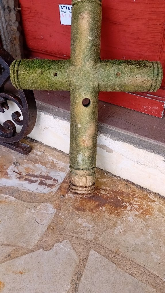 Croix ancienne en pierre avec fleurs de Lys et christogramme-photo-3