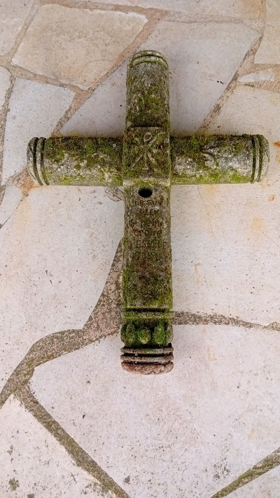 Croix ancienne en pierre avec fleurs de Lys et christogramme-photo-4
