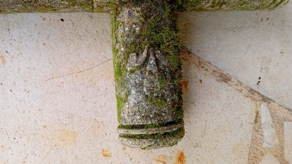 Croix ancienne en pierre avec fleurs de Lys et christogramme-photo-1