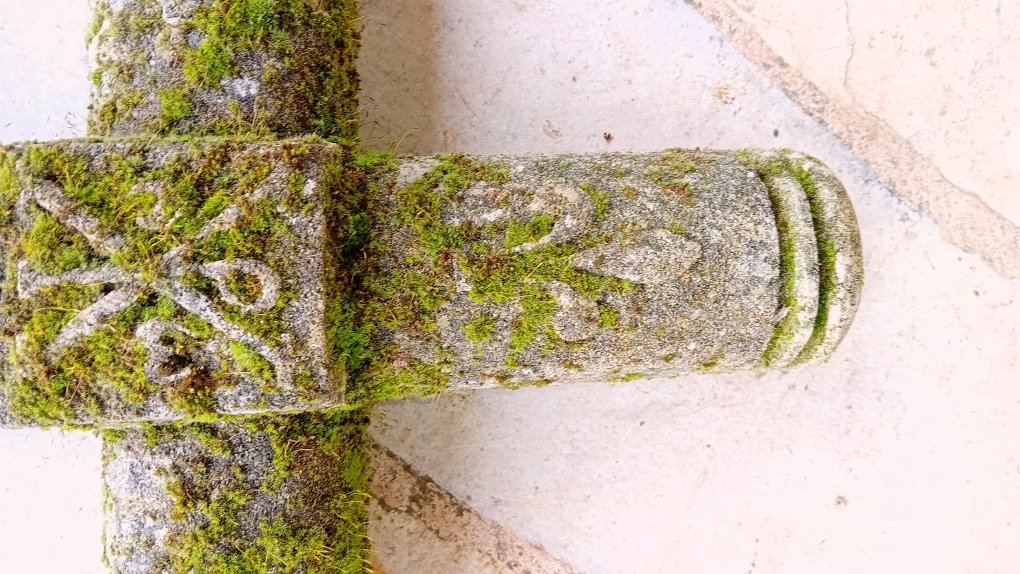 Croix ancienne en pierre avec fleurs de Lys et christogramme-photo-2