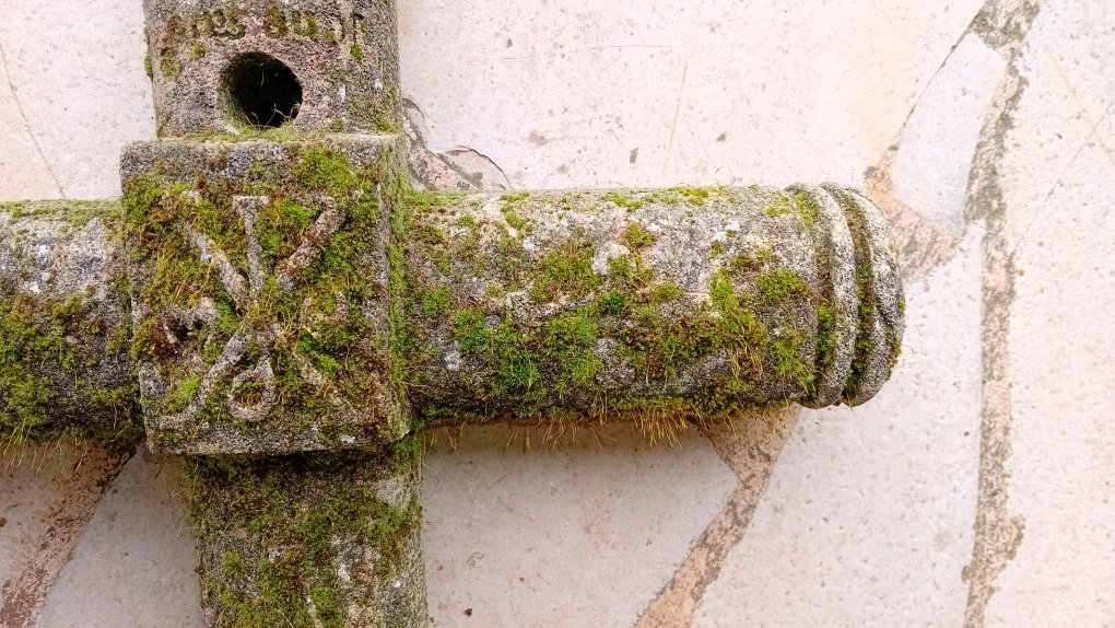 Croix ancienne en pierre avec fleurs de Lys et christogramme-photo-3