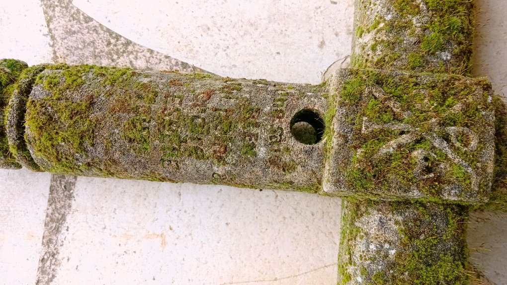 Croix ancienne en pierre avec fleurs de Lys et christogramme-photo-4