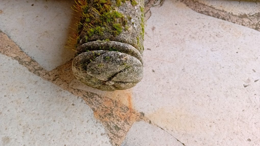 Croix ancienne en pierre avec fleurs de Lys et christogramme-photo-6
