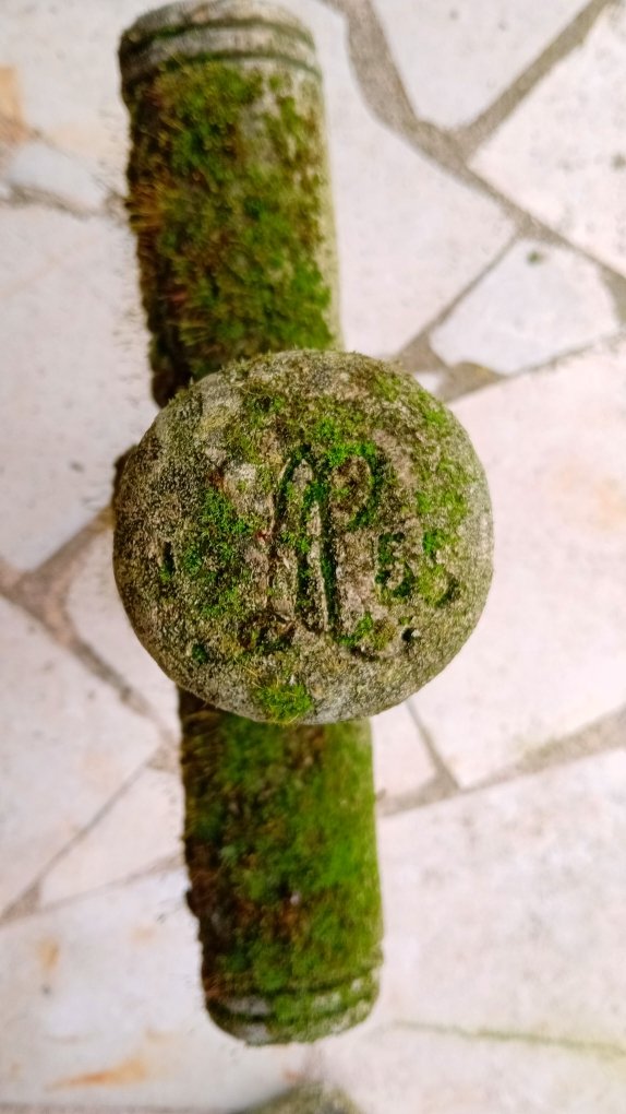 Croix ancienne en pierre avec fleurs de Lys et christogramme-photo-8