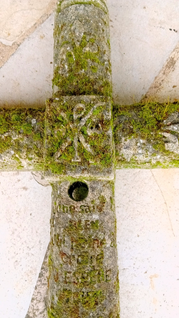 Croix ancienne en pierre avec fleurs de Lys et christogramme