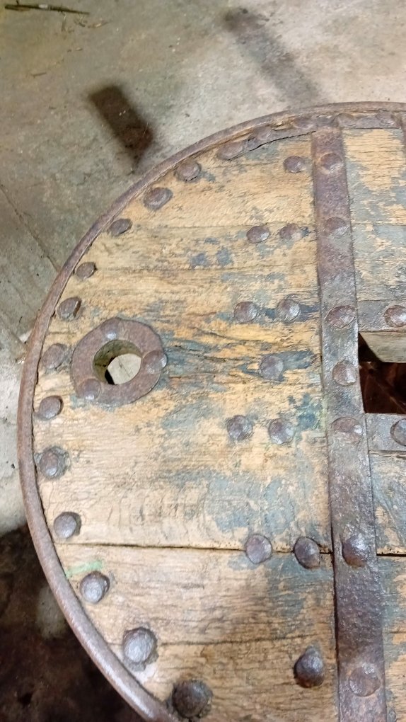 Ancienne roue pleine de tombrel médieval en chêne-photo-2