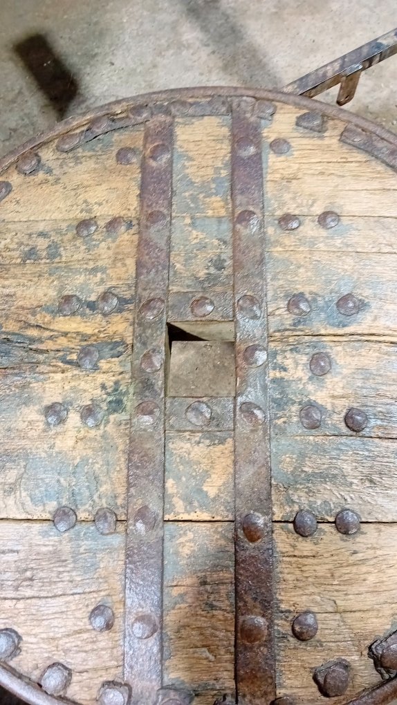 Ancienne roue pleine de tombrel médieval en chêne-photo-3