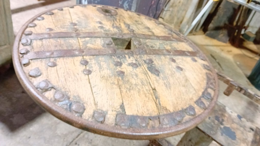 Ancienne roue pleine de tombrel médieval en chêne-photo-4