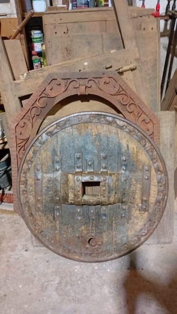 Ancienne roue pleine de tombrel médieval en chêne-photo-5