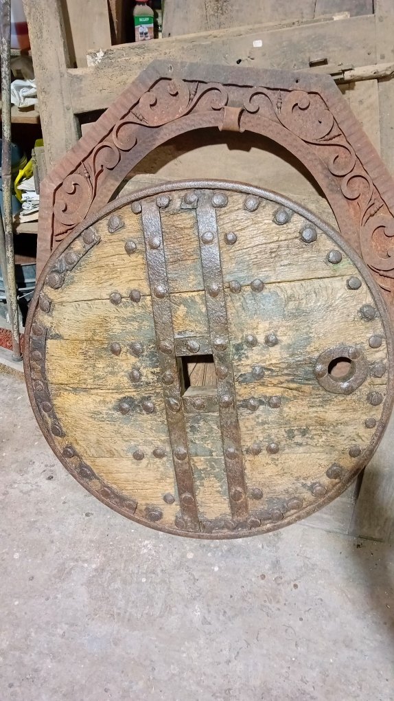 Ancienne roue pleine de tombrel médieval en chêne-photo-8
