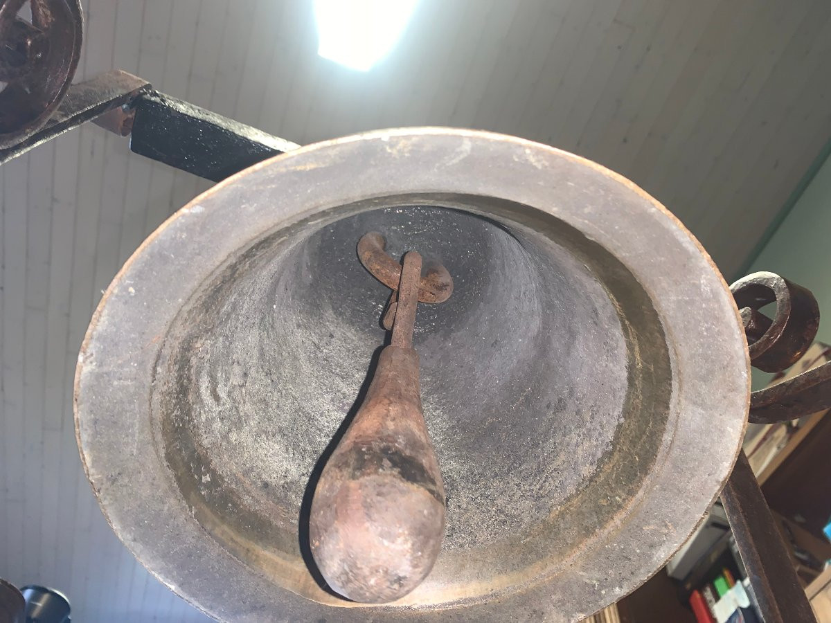 Cloche en bronze 19 eme et ses potences en fer forgé , complete avec sa chaine-photo-3