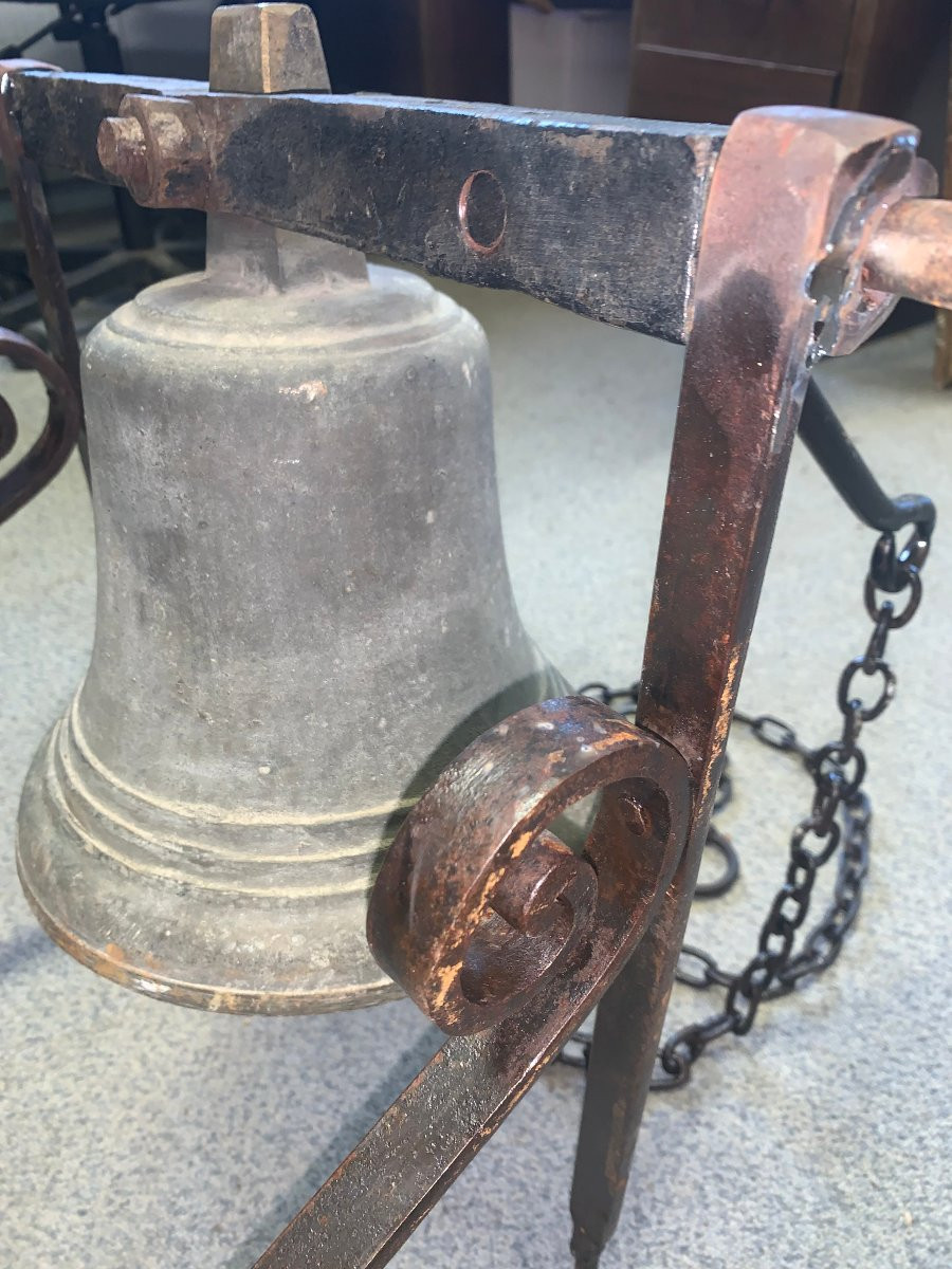 Cloche en bronze 19 eme et ses potences en fer forgé , complete avec sa chaine-photo-4