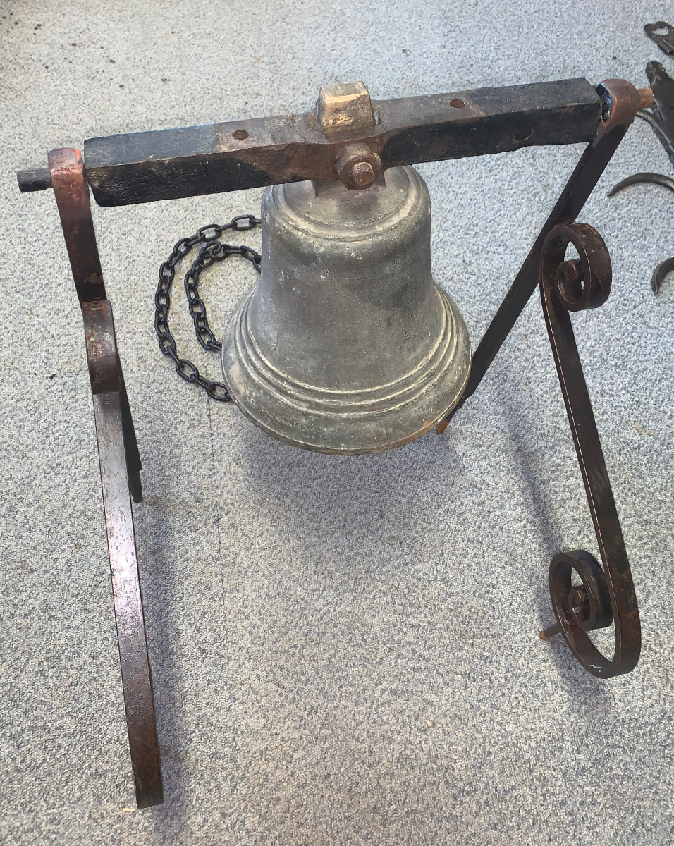 Cloche en bronze 19 eme et ses potences en fer forgé , complete avec sa chaine-photo-1