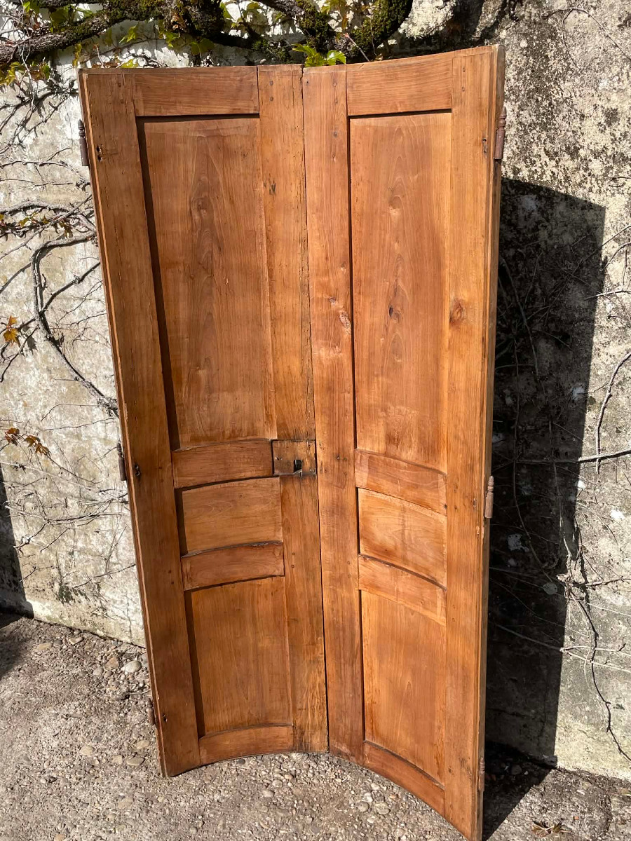 Paire de portes galbées d'encoignure , boiserie du 18e siècle-photo-3