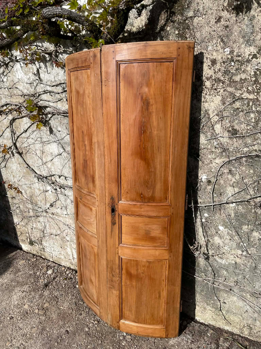Paire de portes galbées d'encoignure , boiserie du 18e siècle