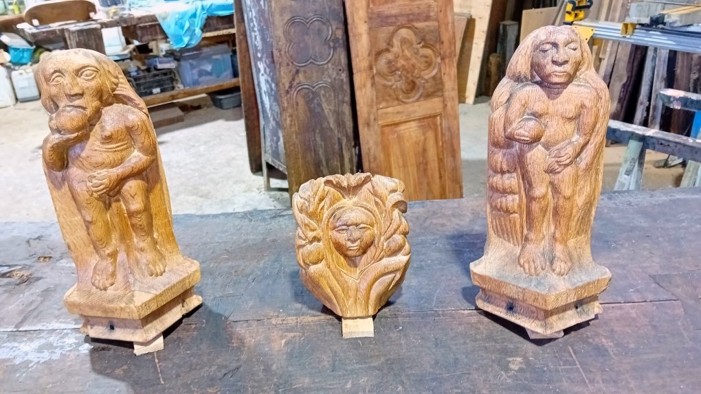 trilogie de modillons de charpente medievale, epoque XV eme, adam et eve et mascaron
