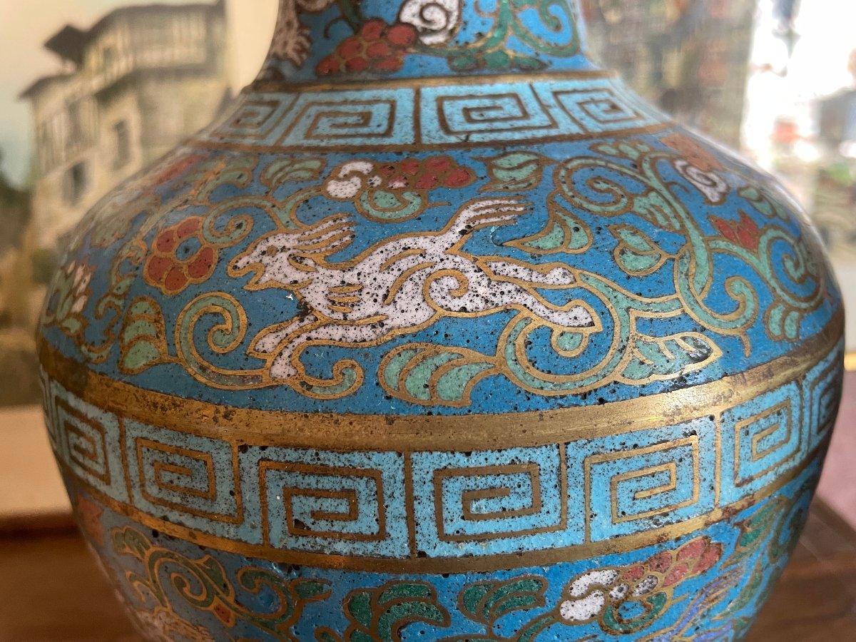Rare paire de vase chinois en cloisonné au decor chiens foo et grecque-photo-4