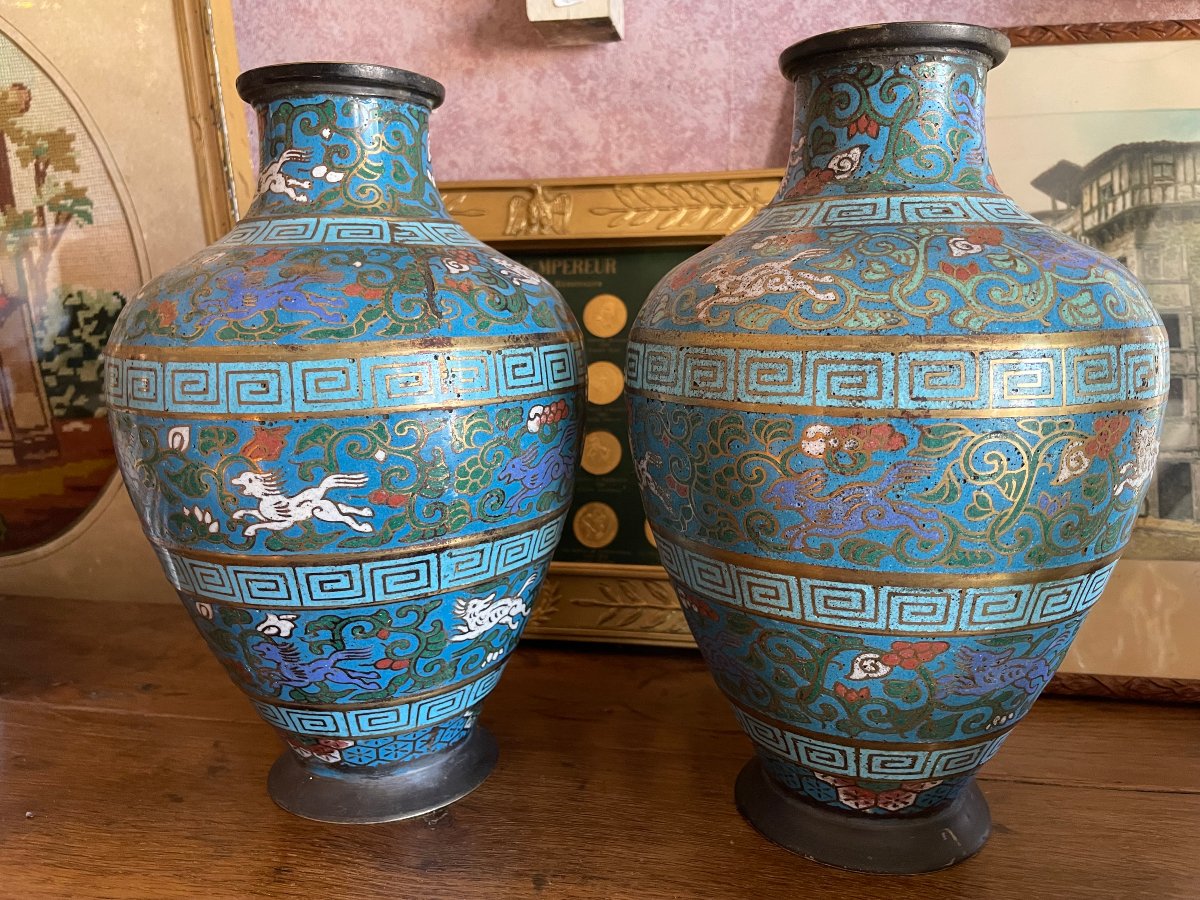 Rare paire de vase chinois en cloisonné au decor chiens foo et grecque