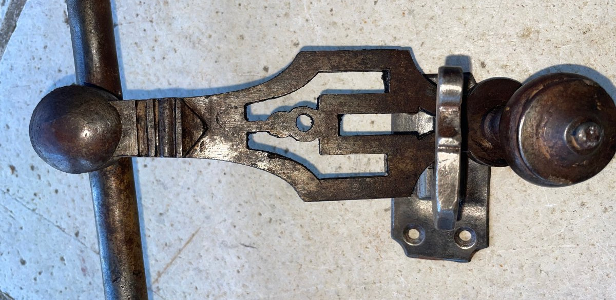 solide  cremone de porte d'entrée  directoire  en fer forgé     ferrure  debut xix  eme