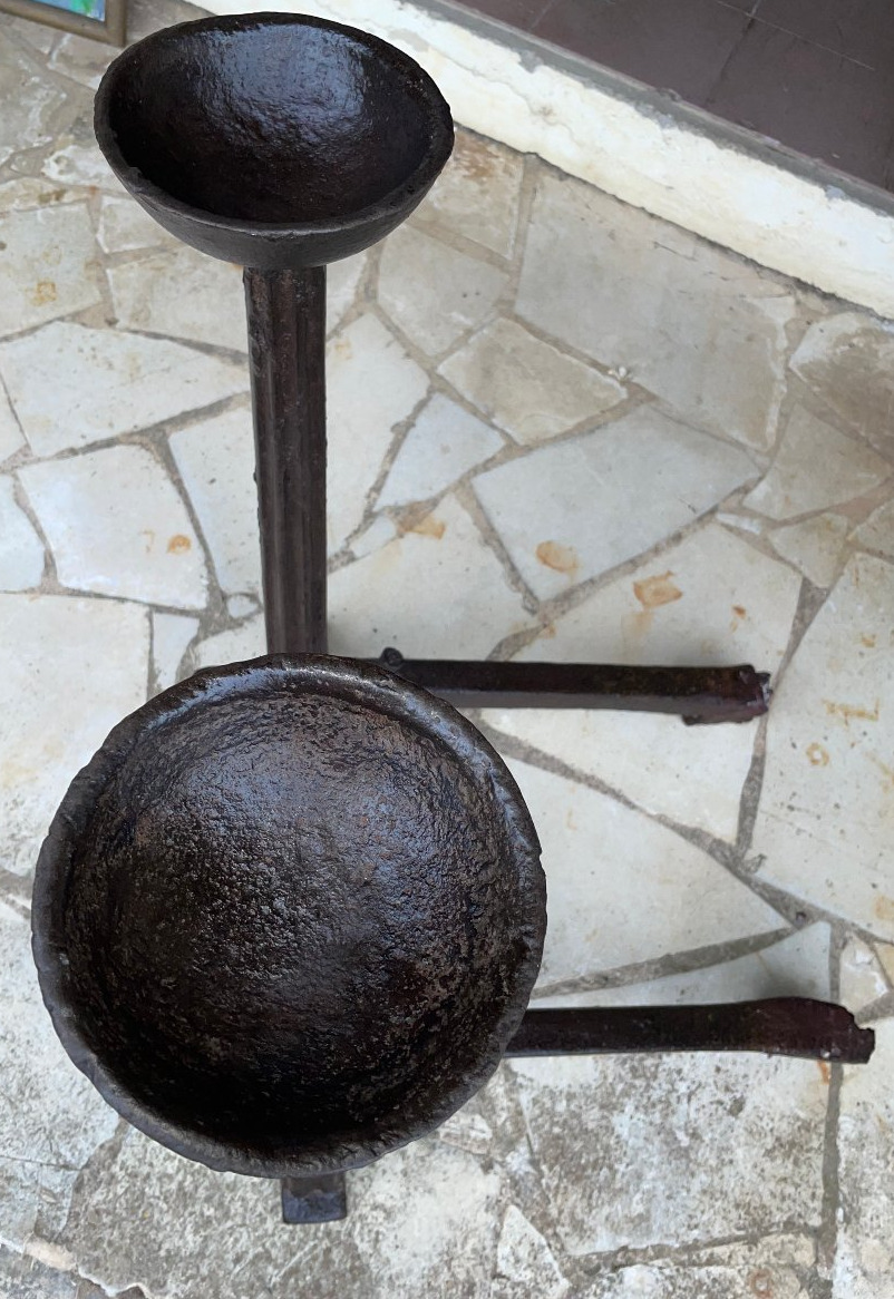 Paire  de  grands  chenets  traditionnel  du  Perigord,  landier  du  17e siècle-photo-1