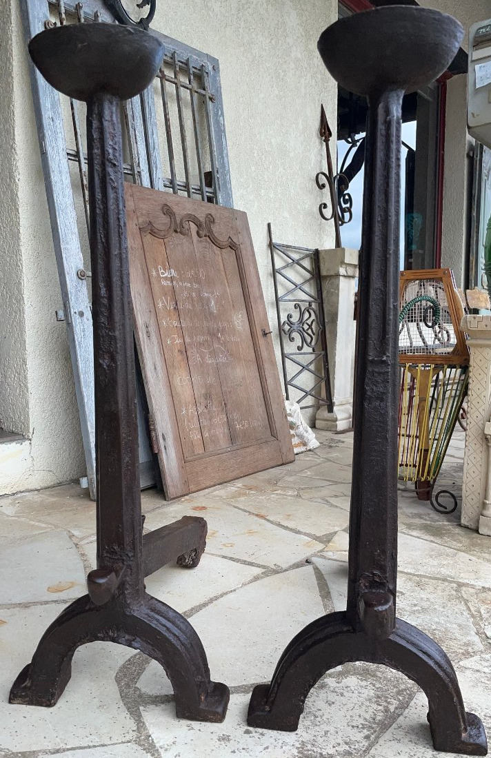 Paire  de  grands  chenets  traditionnel  du  Perigord,  landier  du  17e siècle