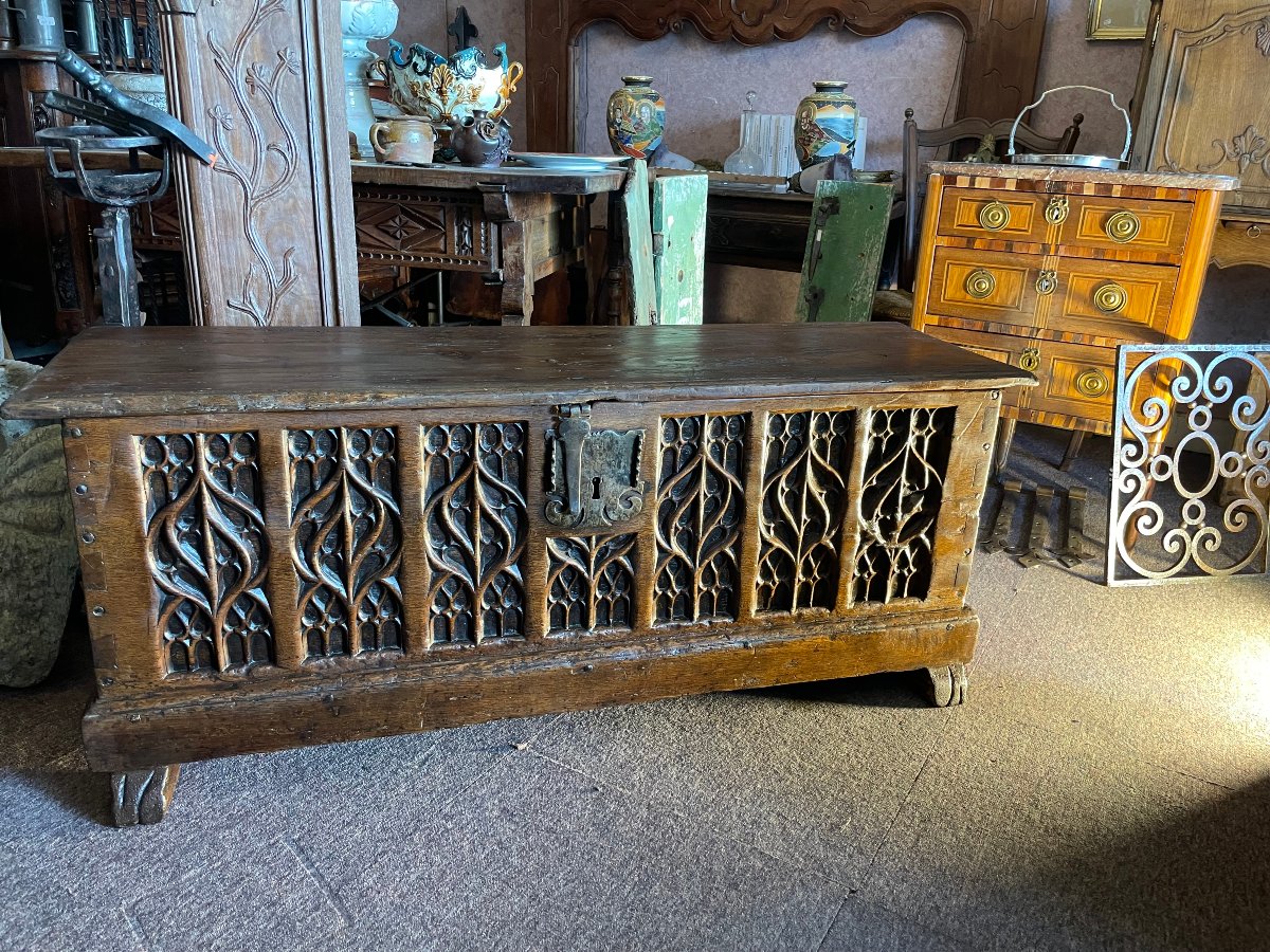 coffre    gothique     en ch&ecirc;ne   d'epoque xvieme, decor renaissance