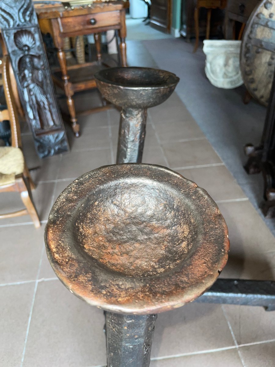 Paire  de  grands  chenets  au  masque traditionnel  du  Perigord,  17e siècle-photo-1