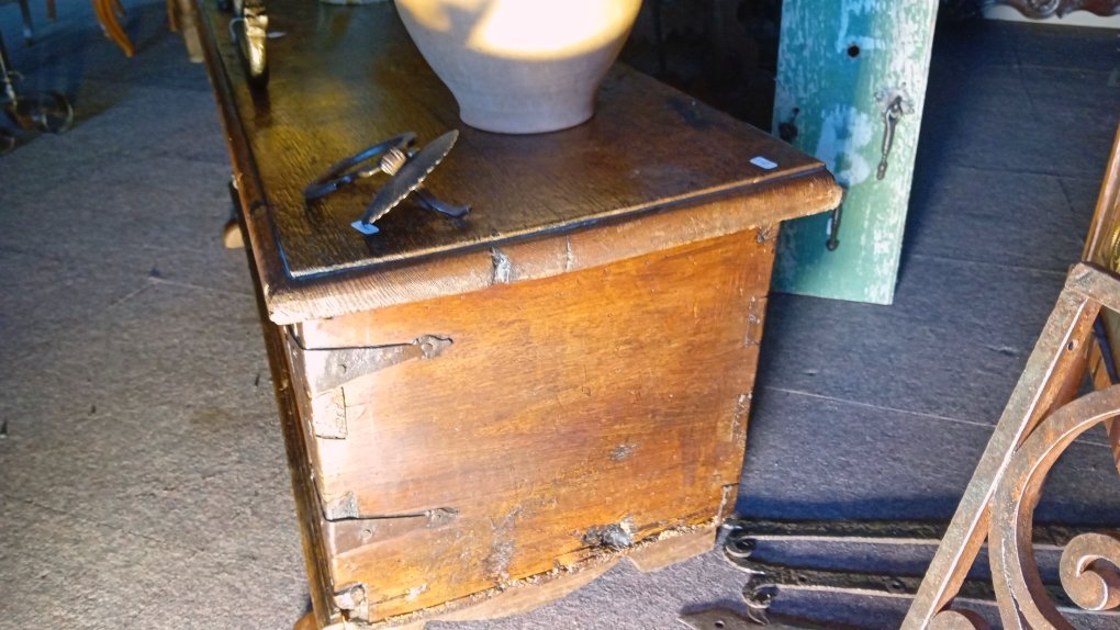 petit coffre tres anciens en noyer decor gothique-photo-2