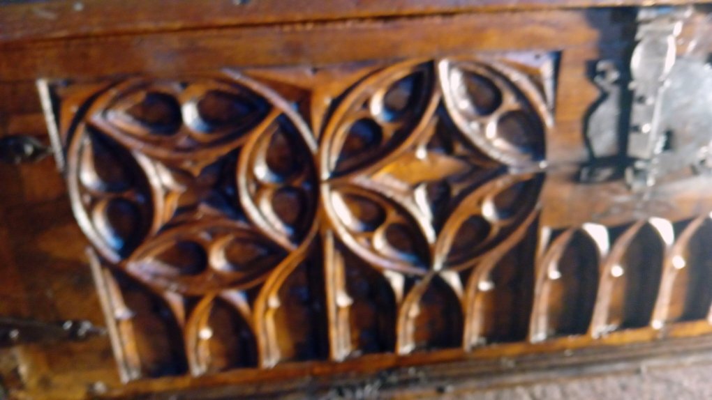 petit coffre tres anciens en noyer decor gothique-photo-3