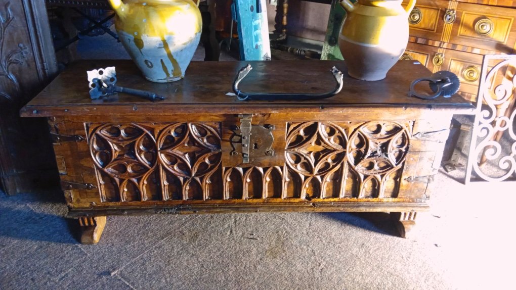 petit coffre tres anciens en noyer decor gothique