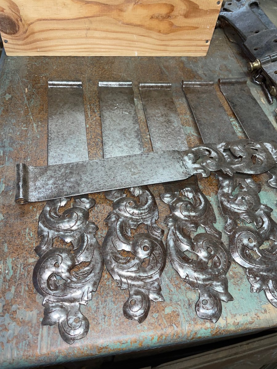 Ferrures  en  fer  forgé  pentures de petites portes  decor style renaissance-photo-3