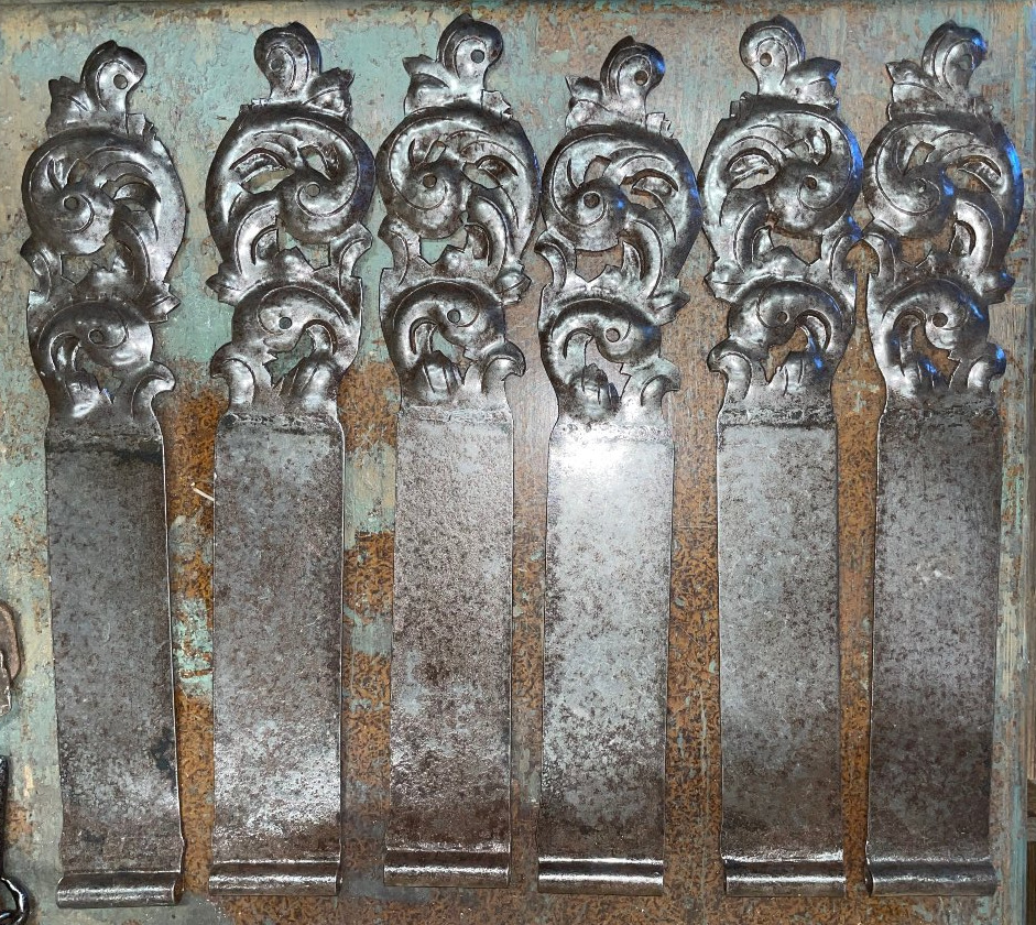 Ferrures  en  fer  forgé  pentures de petites portes  decor style renaissance
