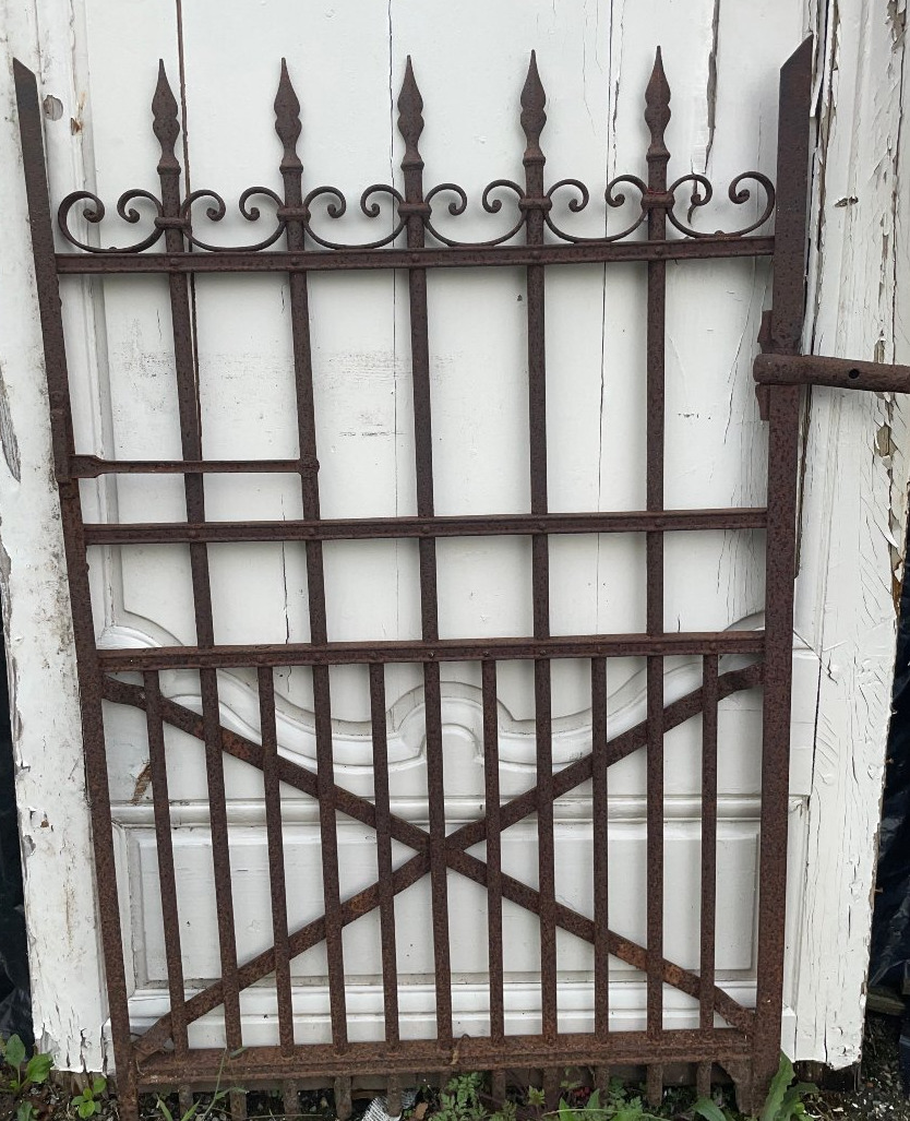 Grille portail ancien en fer forgé 