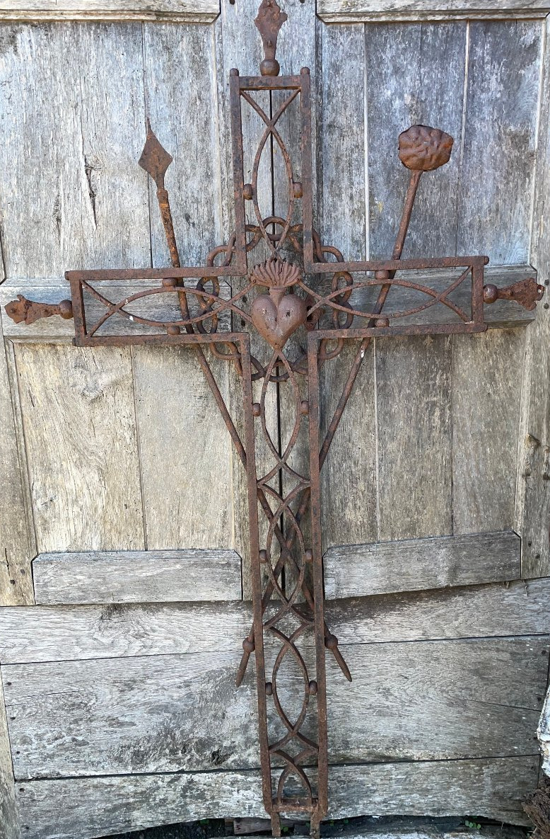 Croix ancienne en fer forgé